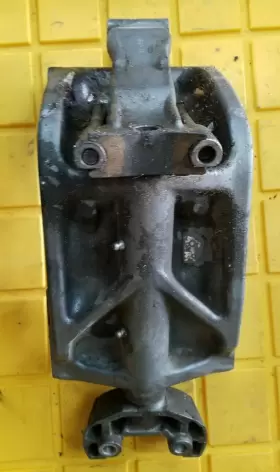 19459a4 Mariner 1989 40 Hp Swivel Bracket 9749a2 And Steering Arm Assembly