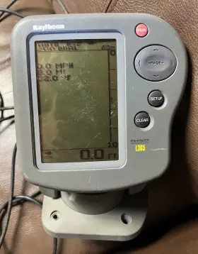 L365 Sea Ray Raytheon Fish Finder