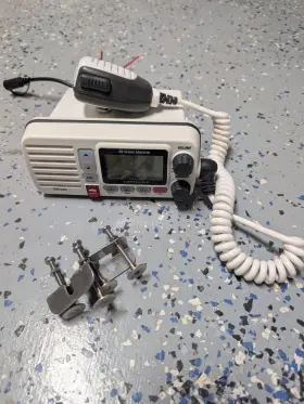 Vhf585wh Westmarine Wellcraft Martinique 3000 Boat West Marine Submersible Radio Transceiver